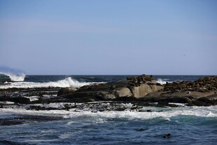 海边礁石与翻涌海浪