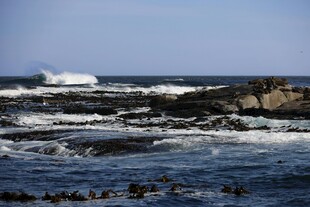 海浪拍打礁石的壮阔景象