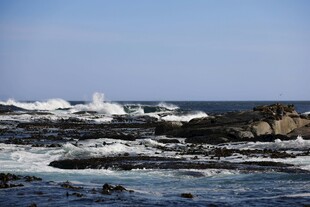 海浪拍打礁石的壮丽景象