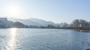 湖畔晨光下的山水美景