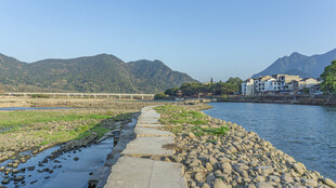 乡村河畔小径风光