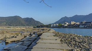 海边碎石小径 远山近水