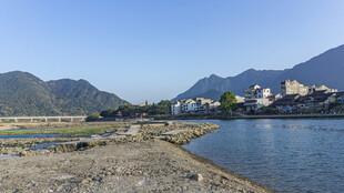 河畔城镇风光 宁静美好