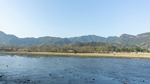 宁静山水间的开阔水域
