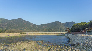 宁静山水间的美丽河岸