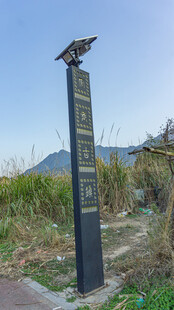 海边地标碑与栖息飞鸟