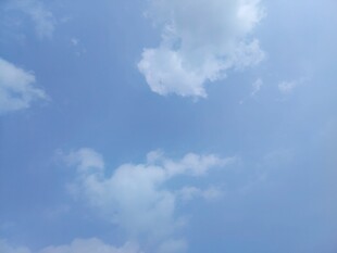 晴朗蓝天中的蓬松白云