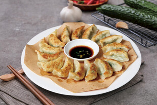 煎饺配蘸料