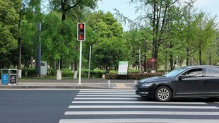 城市街道上的黑色轿车