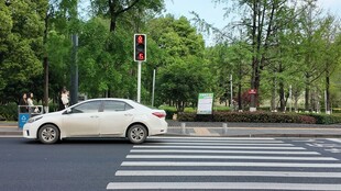 街道上的白色轿车