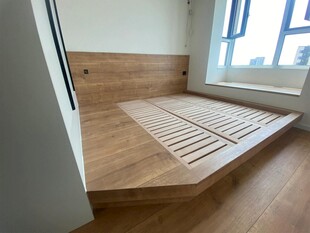 简约木质榻榻米卧室一角