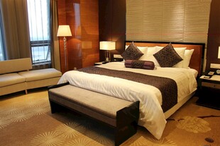 豪华卧室温馨舒适布置