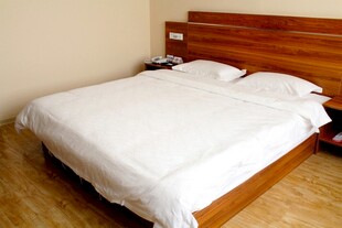 简约卧室中的整洁床铺