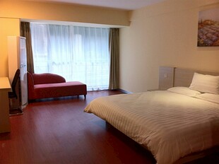 温馨舒适的酒店卧室场景