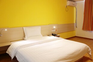 温馨明亮的简约卧室空间