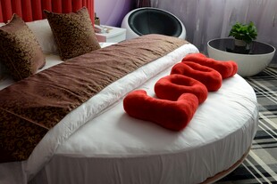 圆形床搭配红色抱枕装饰