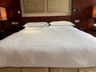 整洁舒适的温馨卧室床铺