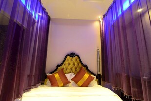 梦幻紫色调温馨卧室场景