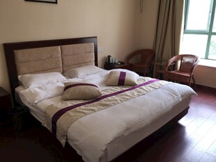 温馨舒适的酒店卧室场景