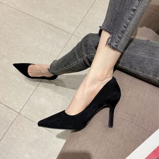 黑色高跟女鞋特写