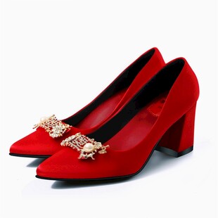 红色高跟女鞋精致装饰