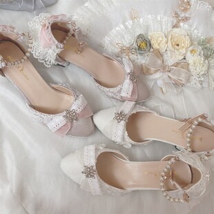 精致新娘婚鞋与花卉装饰