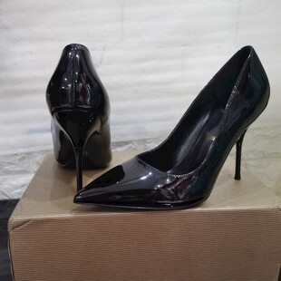 黑色漆皮尖头高跟鞋展示