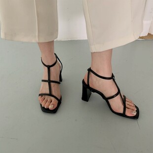 时尚黑色粗跟交叉带凉鞋