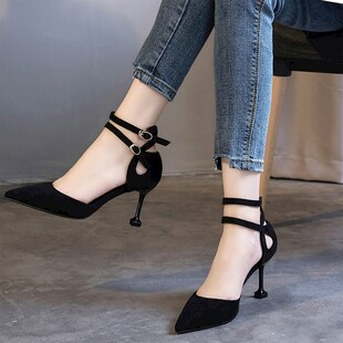 黑色绑带高跟女鞋特写