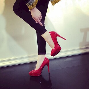 红色高跟鞋下的时尚魅力