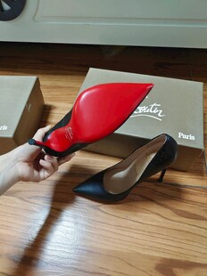 手拿红底高跟鞋展示