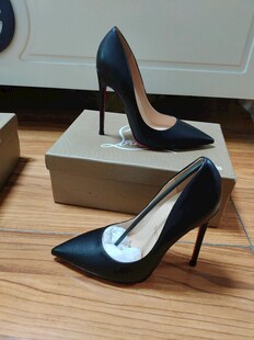 黑色尖头细跟高跟鞋展示