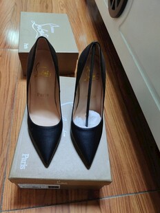 黑色高跟女鞋置于鞋盒上