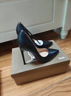 黑色高跟女鞋置于鞋盒上