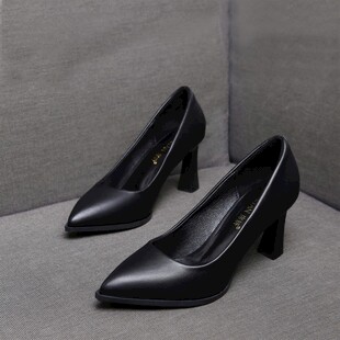 黑色尖头粗跟女士高跟鞋