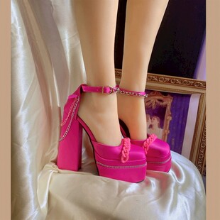 粉色高跟女鞋特写