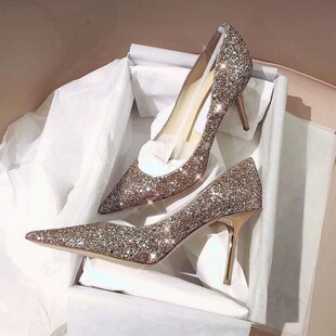 闪亮尖头高跟鞋展示