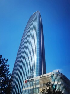 摩天大楼矗立蓝天之下