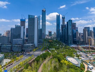 都市繁华天际线与绿地景观