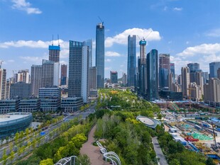 都市繁华天际线与绿地景观