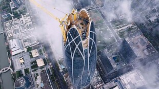 高空俯瞰云端摩天大楼