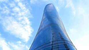 摩天大楼直耸蓝天白云