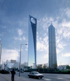 城市中高耸的现代化摩天大楼