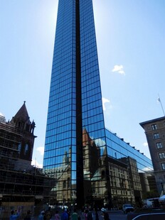 高耸摩天大楼与周边建筑