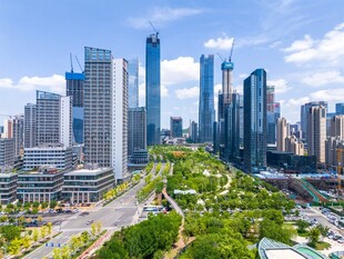 都市繁华天际线与绿地景观