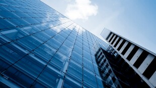 现代摩天大楼玻璃外墙景观