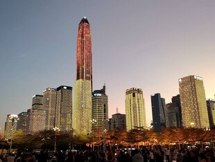 深圳城市夜景中的摩天大楼