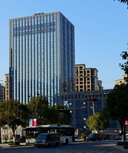 城市高楼与街道景象