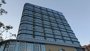 现代玻璃幕墙高楼大厦