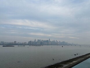 城市江畔风光远眺